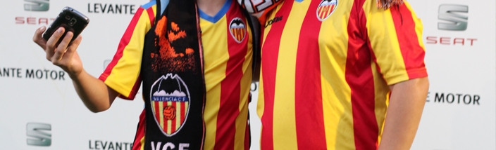 Seat Levante Motor con la afición valencianista en la FanZone de Mestalla