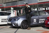 Mr. Comunidad valenciana y Miss y Mr. Valencia recogen sus coches cortesía de Seat Levante Motor